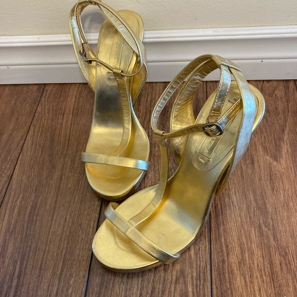 🌸 BCBG gold t strap heels - Picture 1 of 10